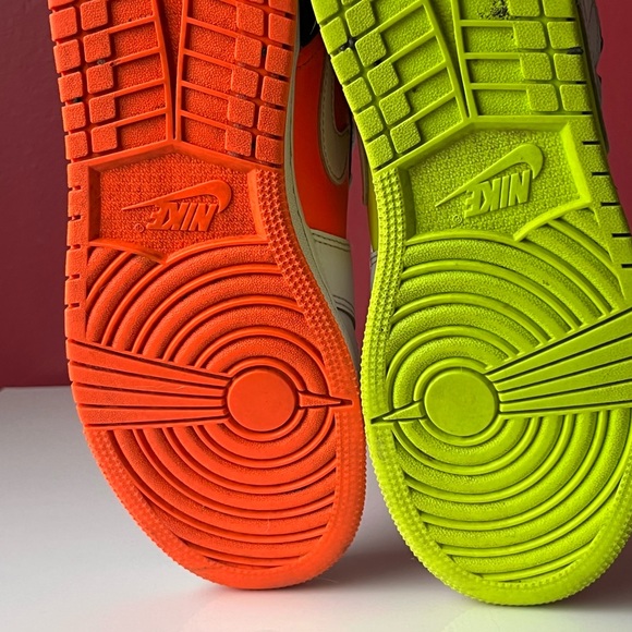 Jordan 1 Mid Notebook - Picture 4 of 9